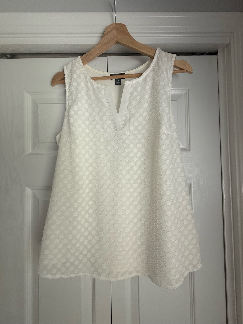 Market & Spruce White Sleeveless Textured Dot V-Neck Tank